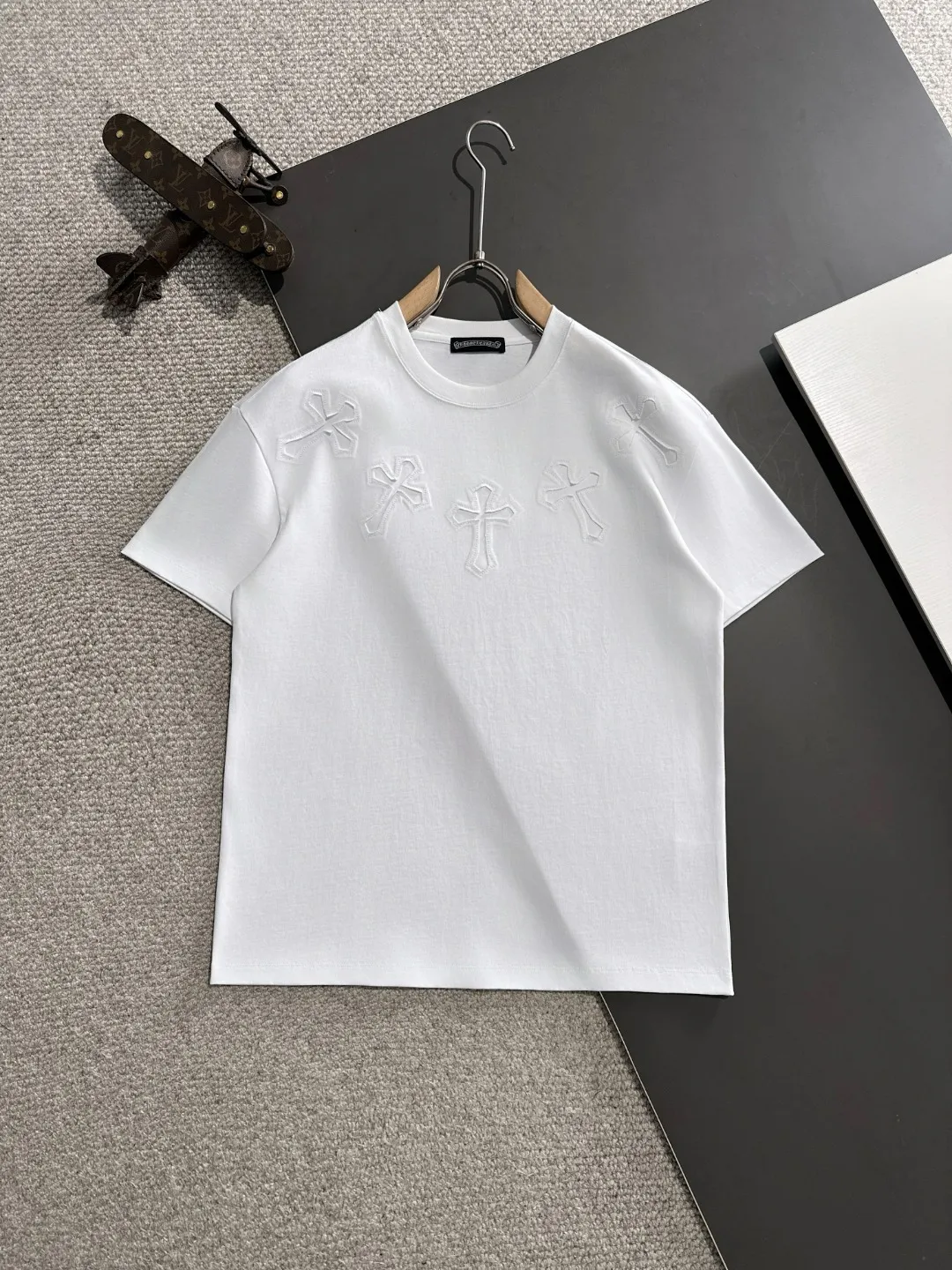 🅿️270 shipped next day Croxin 2025 spring and summer new style (top quality, differentiated currency) launches 260g double yarn pure cotton short-sleeved fabric, early spring catwalk style, personalized and exclusive style, same style for men and women, using imported custom dyeing fabric, chain bottom back collar, fully shoulder-covering, no deformation or shrinkage when exposed to water, SIZE: M to 4XL